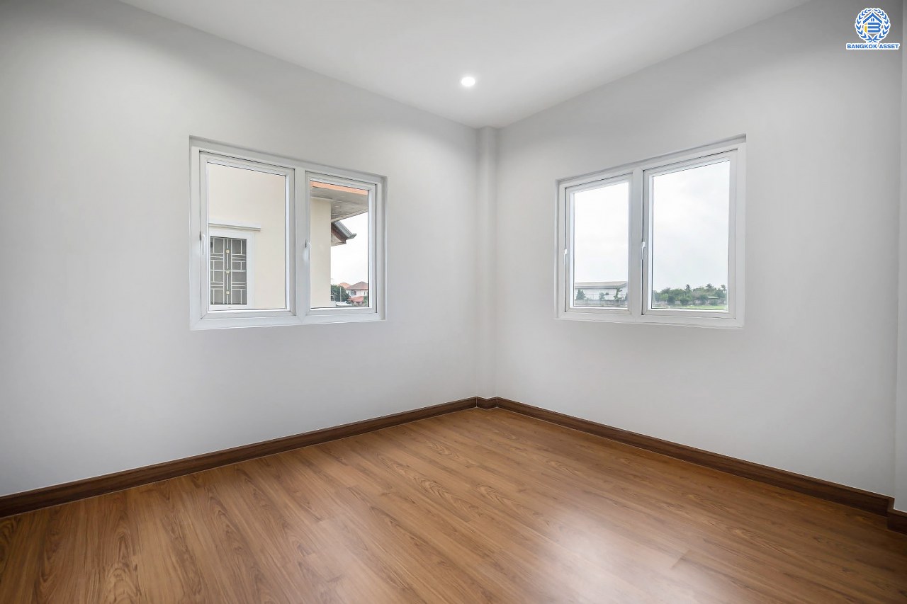 บ้านมือสองตกแต่งใหม่ โครงการ ลภาวัน15 ราชพฤกษ์ เนื้อที่ 50.5 ตร.ว. ฟังก์ชันครบ 3 ห้องนอน 3 ห้องน้ำ 2 ที่จอดรถ บ้านสวยสภาพดี พร้อมเข้าอยู่ บนทำเลศักยภาพติดถนนราชพฤกษ์ เชื่อมสู่แจ้งวัฒนะได้อย่างรวดเร็ว ใกล้รถไฟฟ้าสายสีม่วง "สถานีบางรักใหญ่"